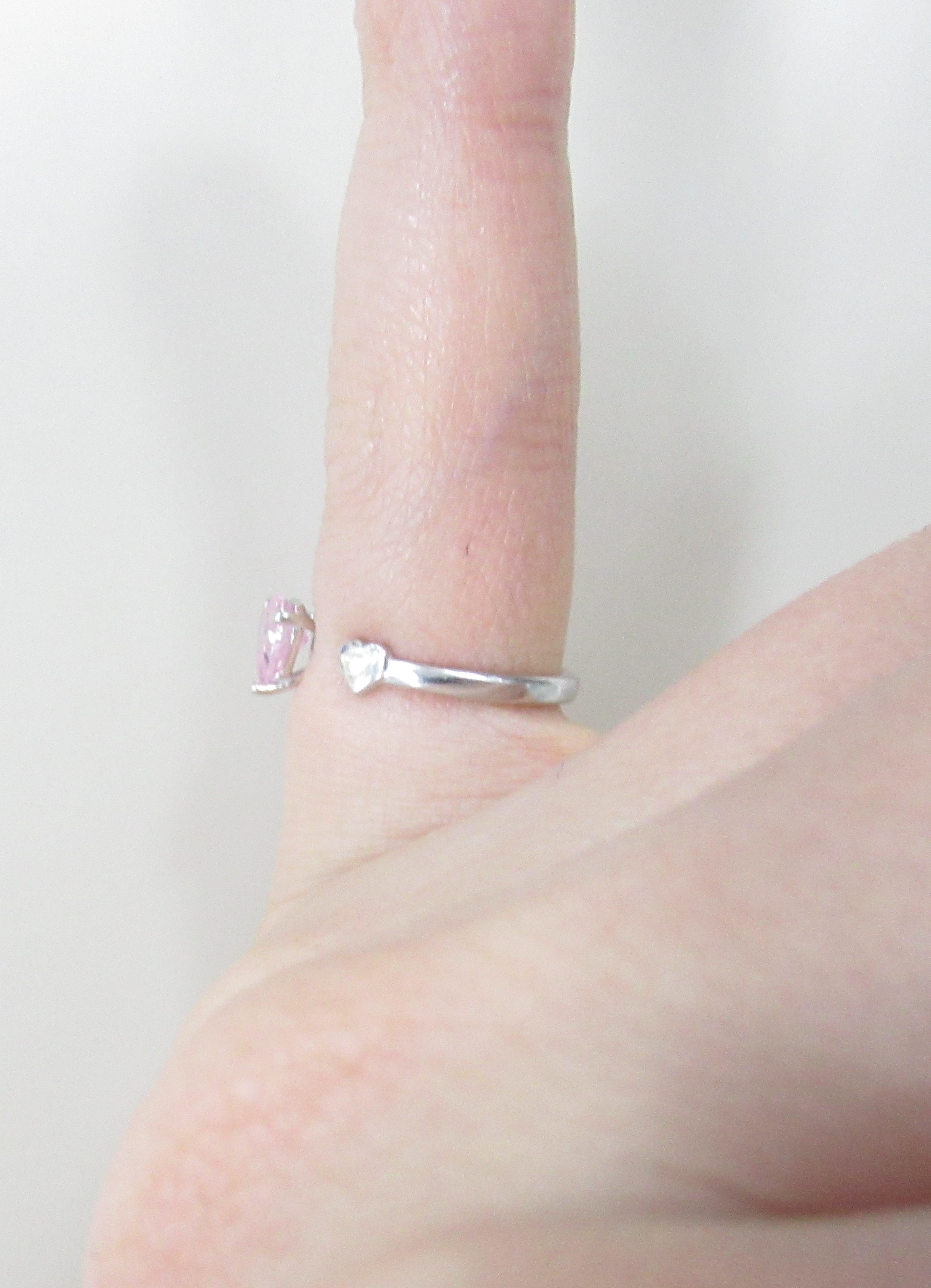 Серебряное незамкнутое кольцо с фианитом "Сердце"